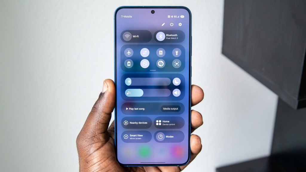 One UI 8.5 tipped to borrow Liquid Glass elements after this Quick Settings change