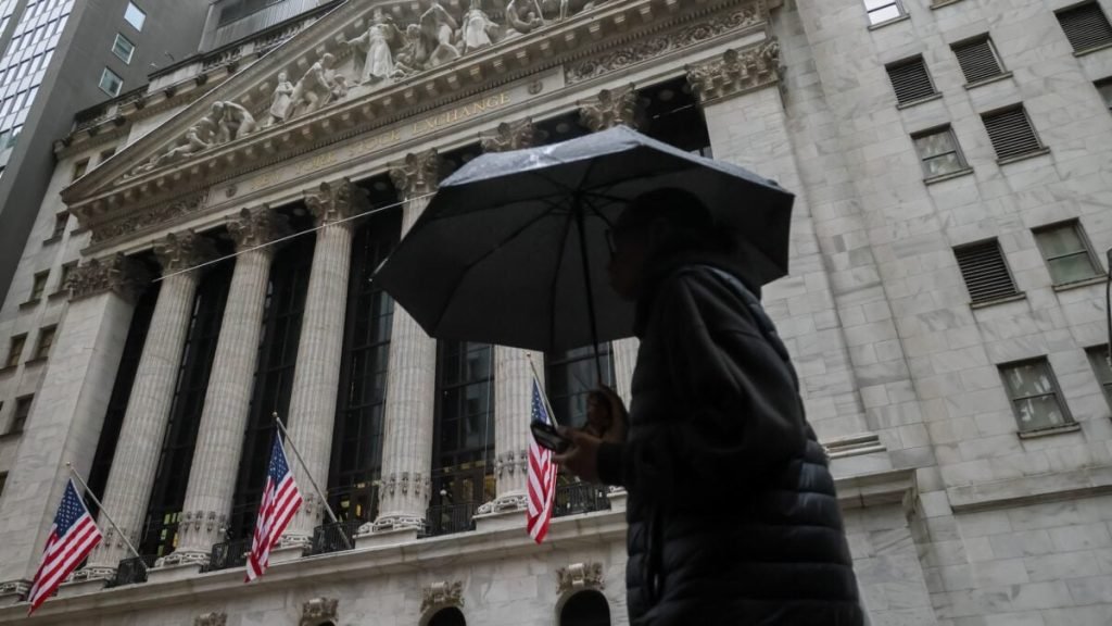 Bitcoin Plunges to Six Month Low as Crypto Traders Worry We’re Nowhere Near the Bottom Bitcoin Plunges to Six Month Low as Crypto Traders Worry We're Nowhere Near the Bottom