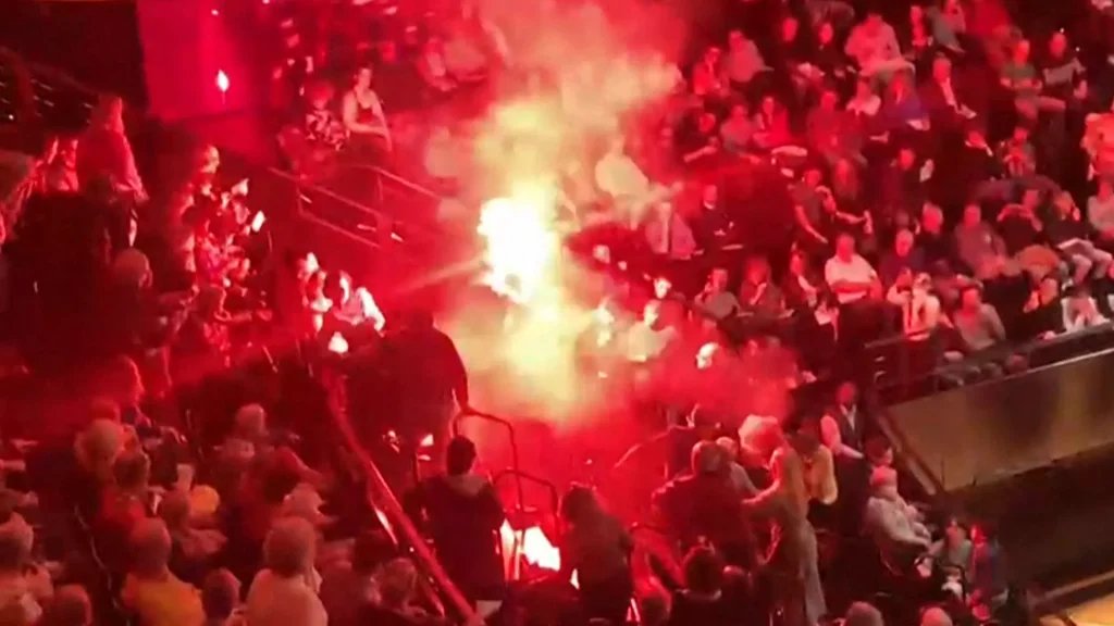 Israeli orchestra interrupted by protester with flare | Protests