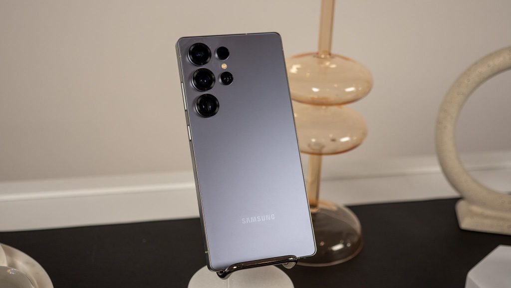 Samsung Galaxy S26 Ultra vs. Motorola Razr Ultra 2025 Samsung Galaxy S26 Ultra vs. Motorola Razr Ultra 2025