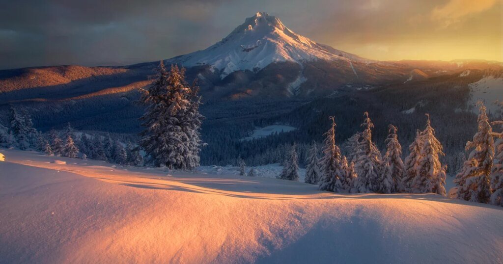 Climber dies in roughly 300 foot fall on Oregon's Mount Hood, authorities say