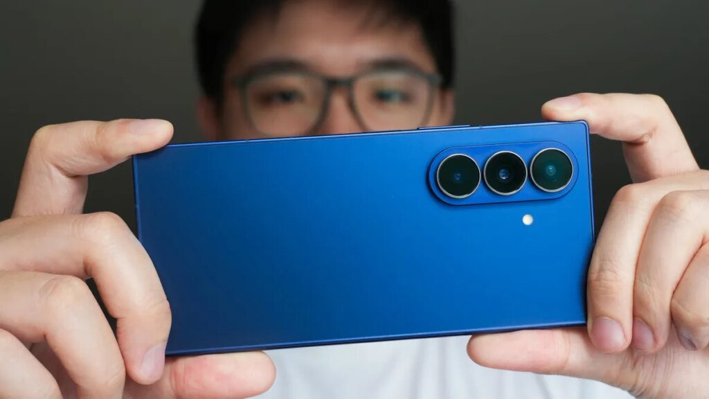 I changed these 7 settings on my Samsung phone to extend the battery life by hours