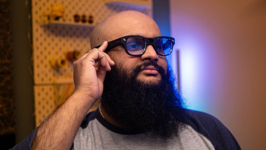 I used RayNeo's X3 Pro for a month — these AR glasses are futuristic, but there's a big problem