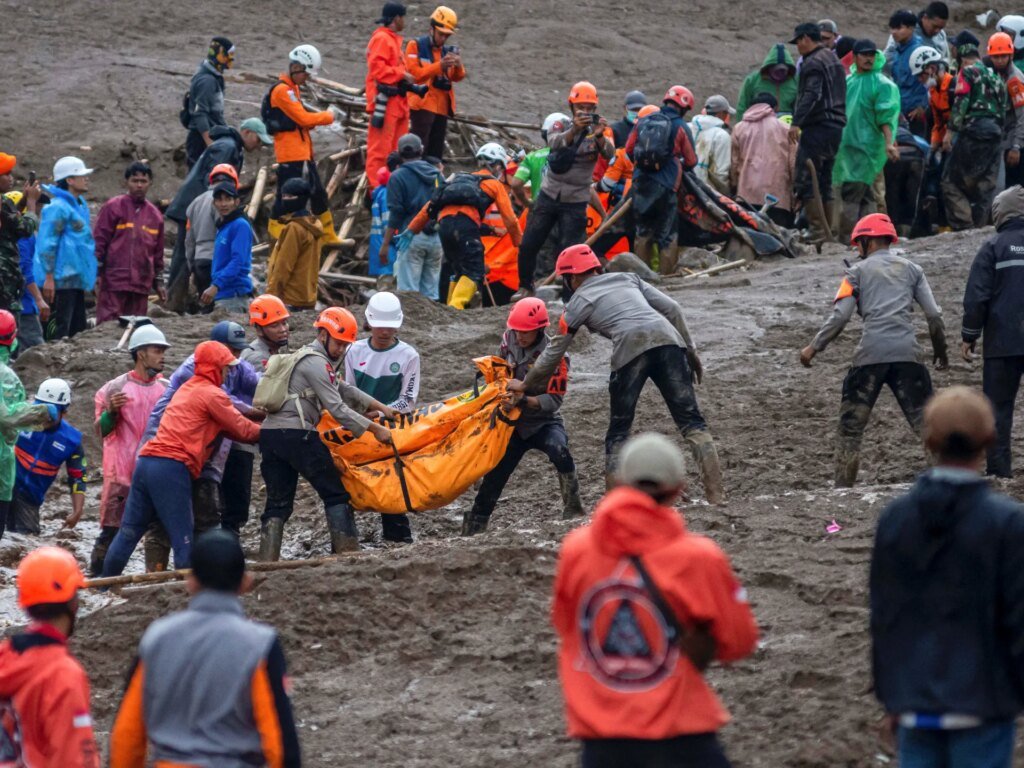 Indonesia resumes search for about 80 missing after landslide kills 10 | Climate Crisis News Indonesia resumes search for about 80 missing after landslide kills 10 | Climate Crisis News