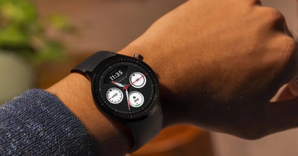 Moto Watch can go nearly two weeks and brings Polar’s pro-tier fitness perks 