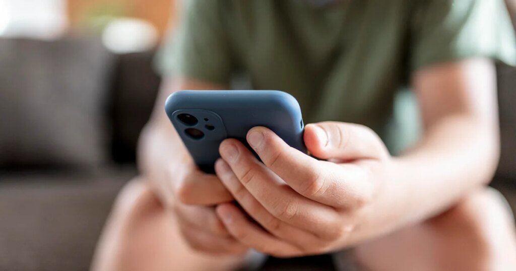 Parents find community support in delaying smartphones as guidance shifts beyond screen time limits