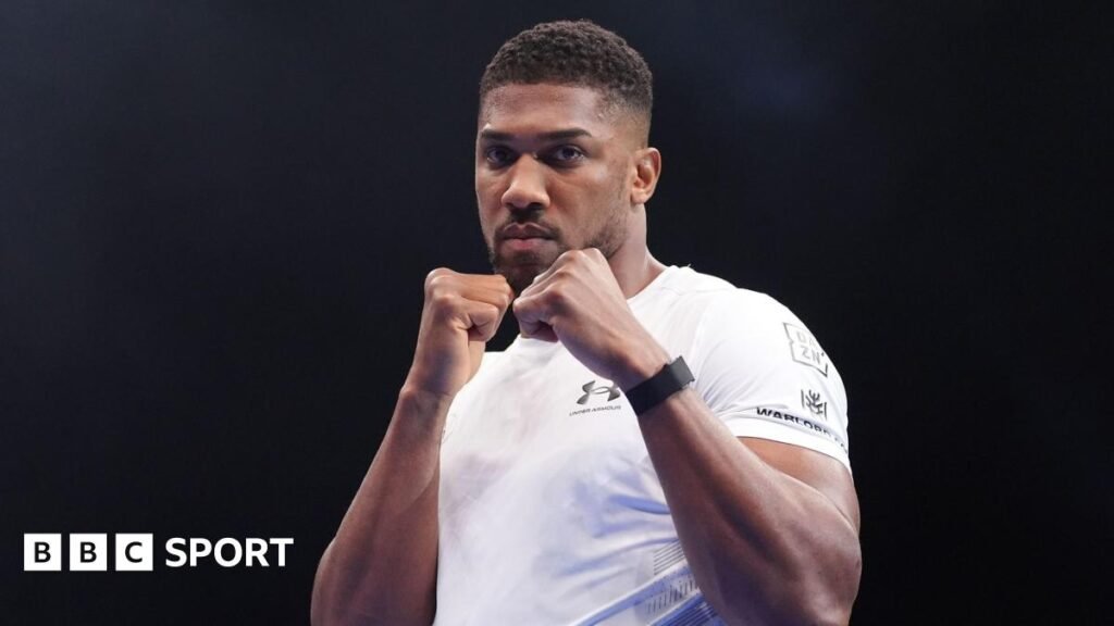 Anthony Joshua holds up his fists