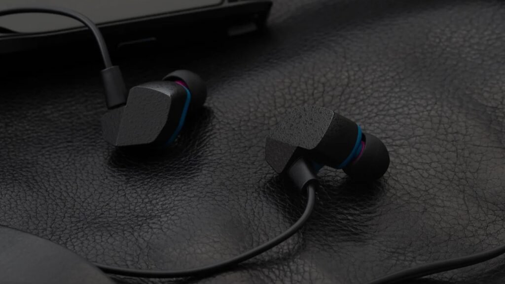 Final expands its gaming headphones line with the A2000 and VR3000