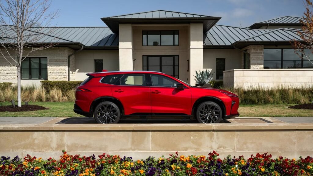 This Toyota hybrid makes some luxury SUVs hard to justify This Toyota hybrid makes some luxury SUVs hard to justify