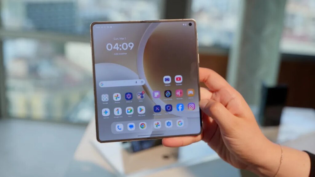 Motorola’s Upcoming Razr Fold Pairs a Massive Battery With a Sleek Design Motorola Razr Fold