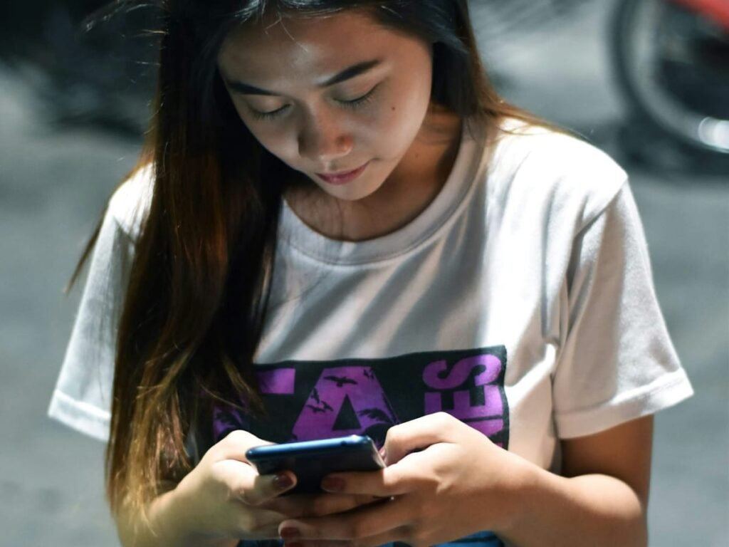 Texting a Random Stranger Better for Loneliness Than Talking to a Chatbot, Study Shows Texting a Random Stranger Better for Loneliness Than Talking to a Chatbot, Study Shows