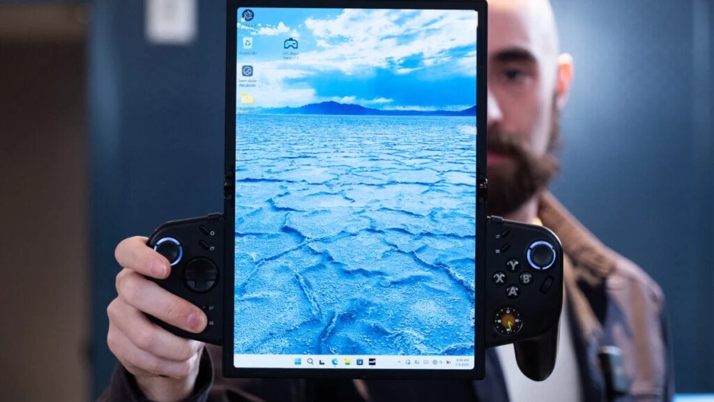 The Screen on Lenovo’s Foldable Handheld Is Not Even Its Most Interesting Part The Screen on Lenovo's Foldable Handheld Is Not Even Its Most Interesting Part