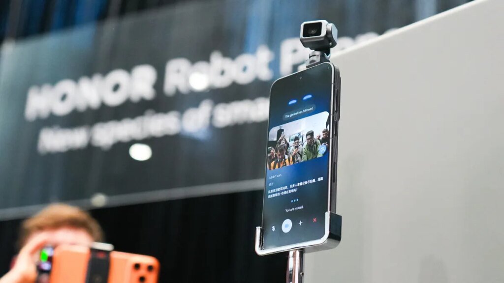 This gimbal-stabilized camera phone is the most bizarre thing I’ve seen at MWC so far This gimbal-stabilized camera phone is the most bizarre thing I've seen at MWC so far