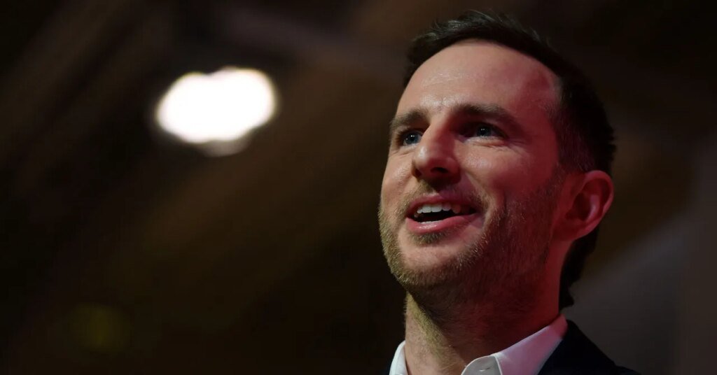 What Is That Mysterious Metallic Device US Chief Design Officer Joe Gebbia Is Using? What Is That Mysterious Metallic Device US Chief Design Officer Joe Gebbia Is Using?