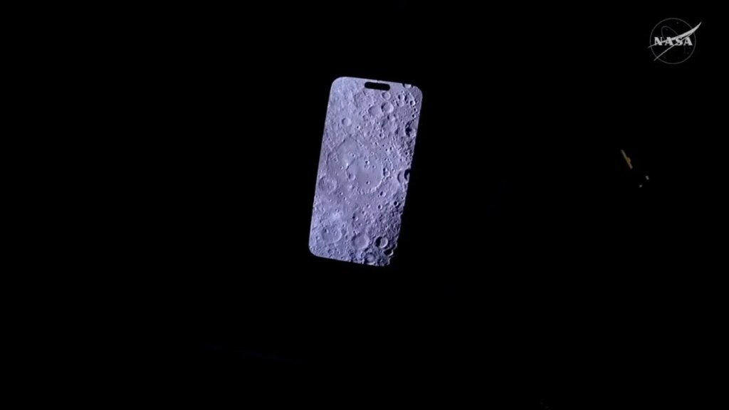 Someone Finally Took a Good iPhone Photo of the Moon. Good Luck Copying Their Trick Someone Finally Took a Good iPhone Photo of the Moon. Good Luck Copying Their Trick