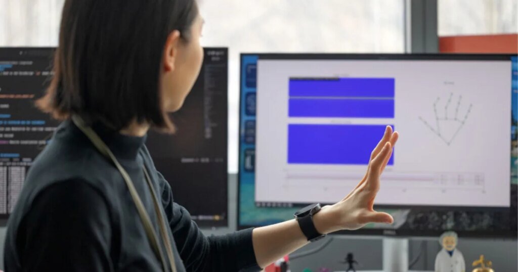 Your smartwatch could soon let you control your PC through hand gestures