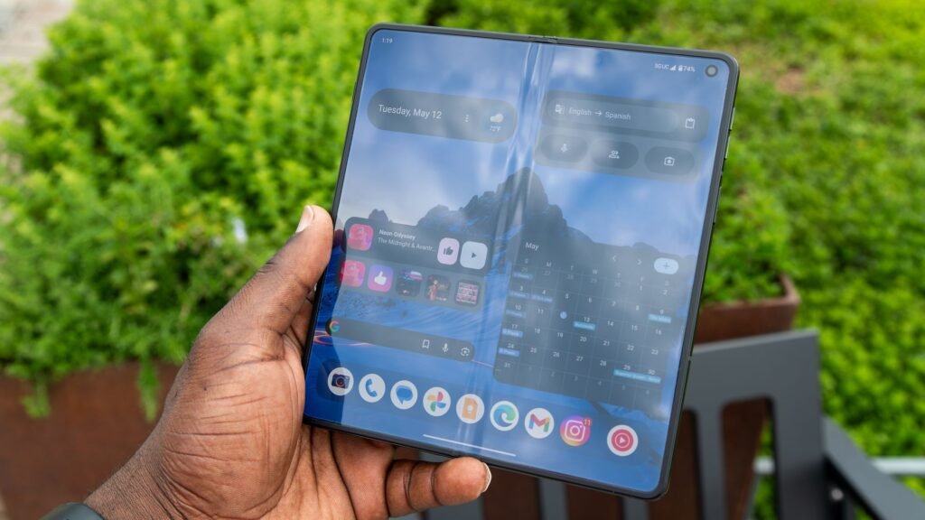 I just scored a FREE Motorola Razr Fold with this new deal from T-Mobile — no trade-in required