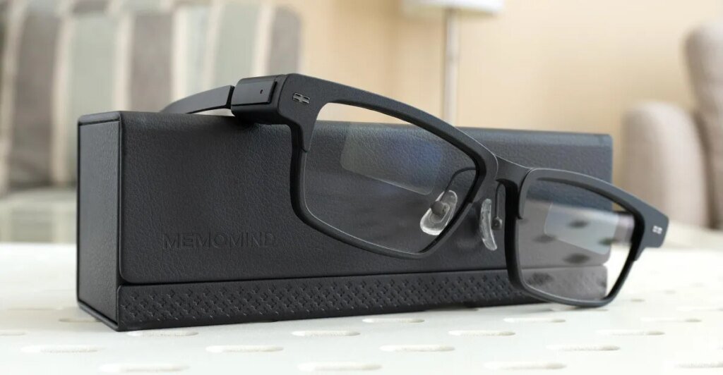 These camera-free smart glasses made me feel like Tony Stark